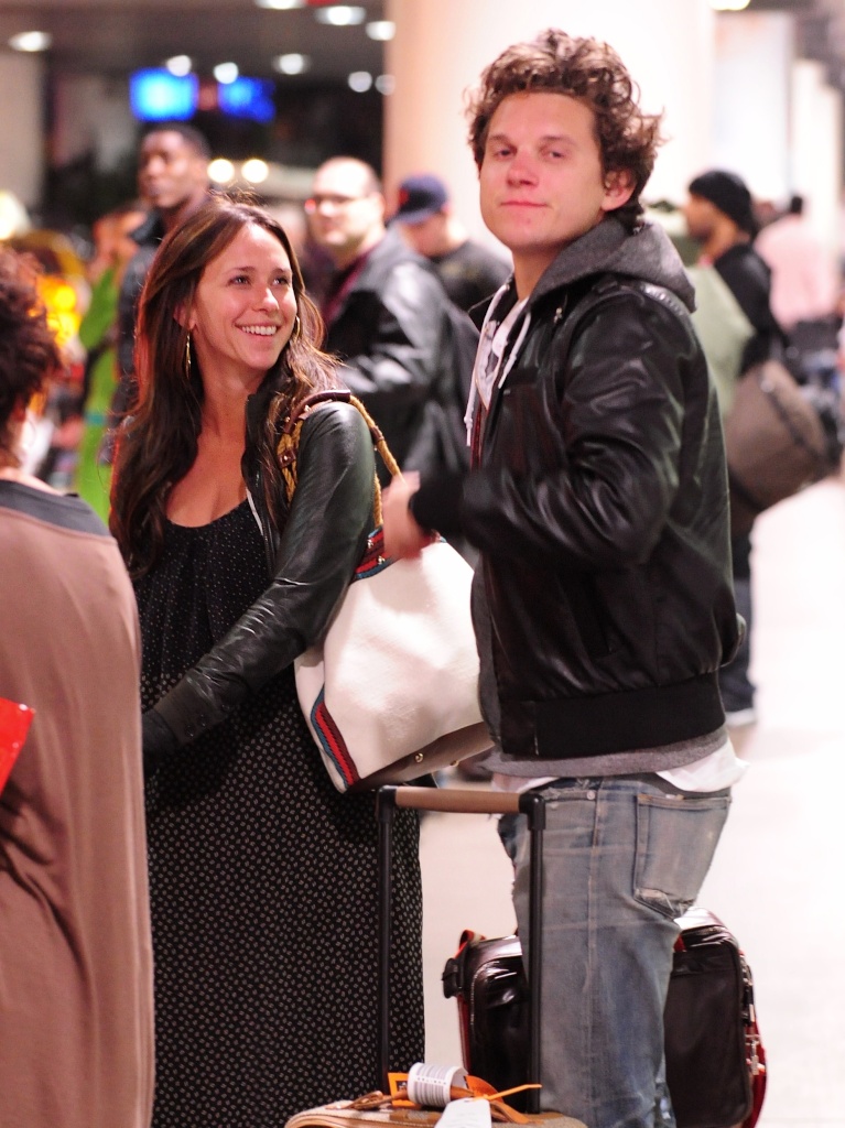 Jennifer love Hewitt, LAX airport 125