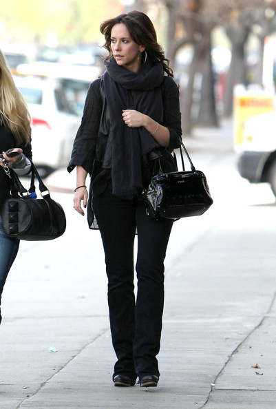 Jennifer Love Hewitt arriving at a skin care center in Studio City 418